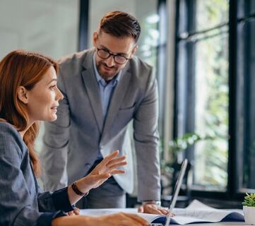 Gjennomføringskraft avgjøres ofte før beslutningen er ferdig forklart, i hvordan retningen oppleves de første minuttene. (Foto: Istock.com)