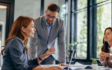 Gjennomføringskraft avgjøres ofte før beslutningen er ferdig forklart, i hvordan retningen oppleves de første minuttene. (Foto: Istock.com)