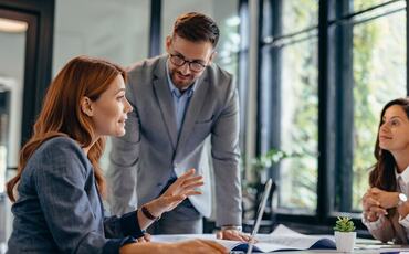 Gjennomføringskraft avgjøres ofte før beslutningen er ferdig forklart, i hvordan retningen oppleves de første minuttene. (Foto: Istock.com) Gjennomføringskraft avgjøres ofte før beslutningen er ferdig forklart, i hvordan retningen oppleves de første minuttene. (Foto: Istock.com)