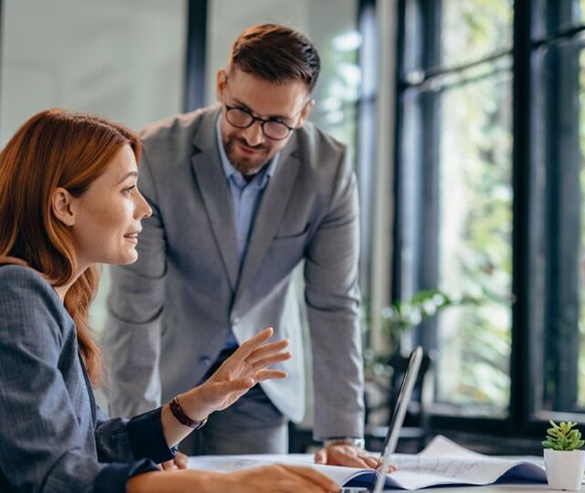 Gjennomføringskraft avgjøres ofte før beslutningen er ferdig forklart, i hvordan retningen oppleves de første minuttene. (Foto: Istock.com)