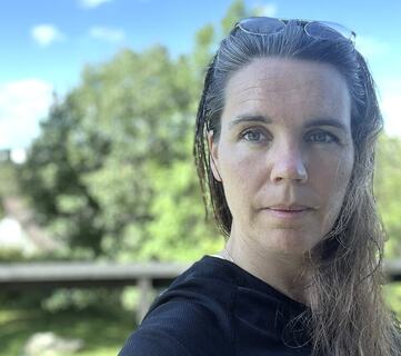 Sisilie Lustrup: Effektivisering handler ikke bare om struktur og tall, men om hvordan delene faktisk fungerer sammen. Når grensesnittene øker uten tydelig eierskap, oppstår friksjonen i det stille. (Foto: privat) Sisilie Lustrup: Effektivisering handler ikke bare om struktur og tall, men om hvordan delene faktisk fungerer sammen. Når grensesnittene øker uten tydelig eierskap, oppstår friksjonen i det stille. (Foto: privat)