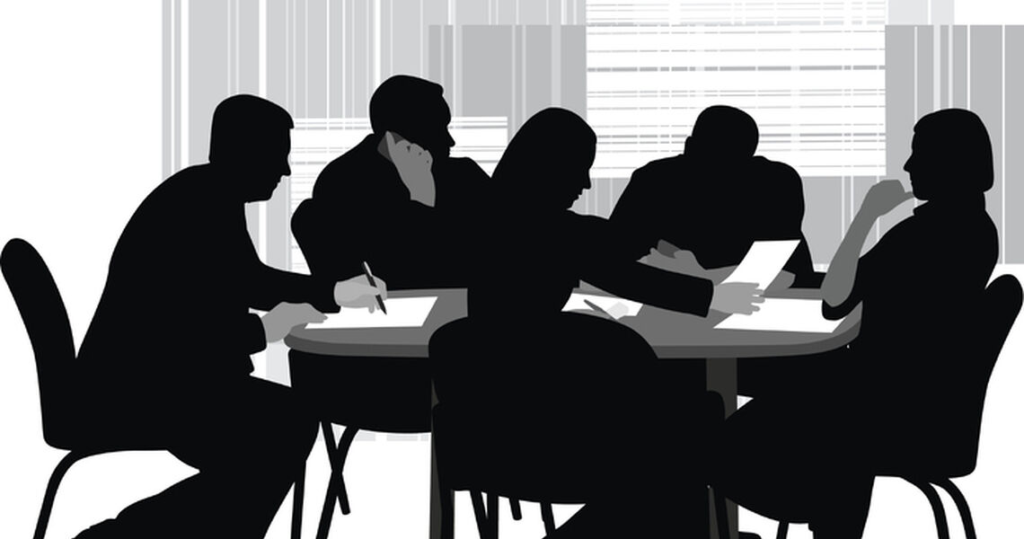 Avstanden mellom styret og ledergruppen oppstår sjelden dramatisk. Den vokser i små filtreringer, forenklinger og rapporter som gir oversikt, men ikke alltid innsikt. (Illustrasjon: Istock.com)