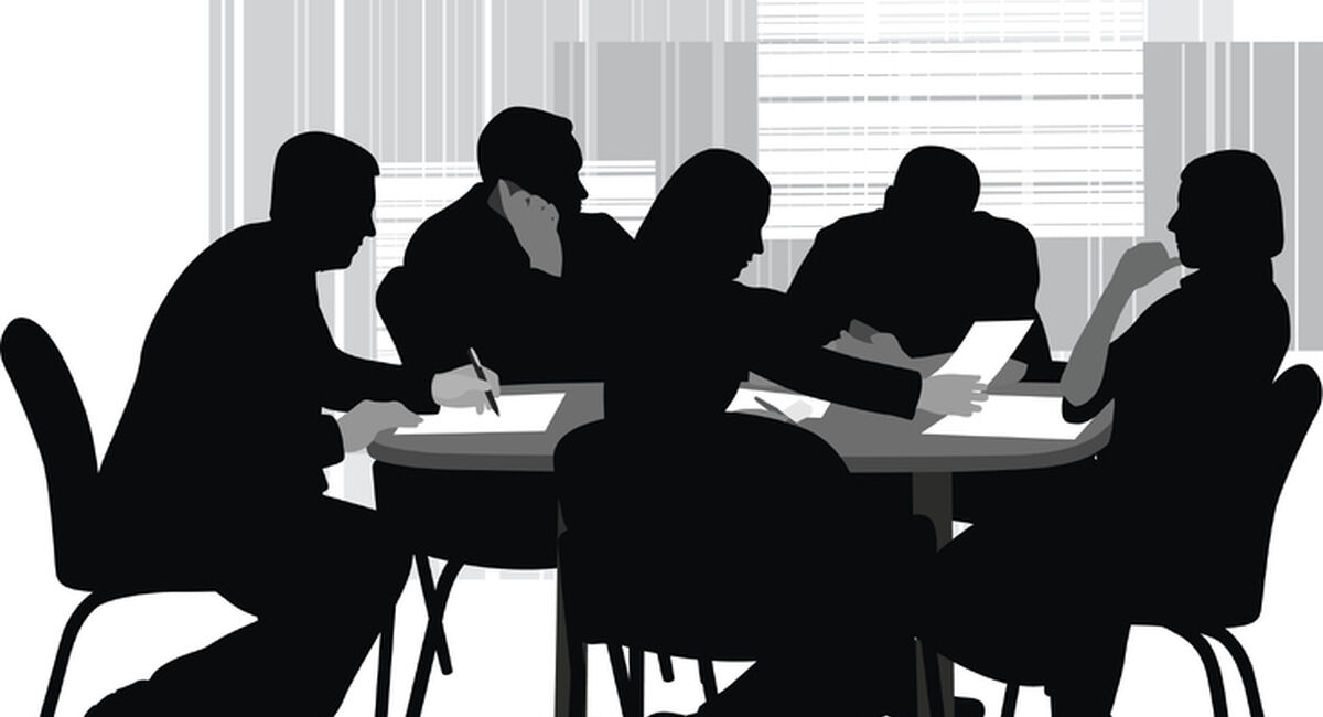 Avstanden mellom styret og ledergruppen oppstår sjelden dramatisk. Den vokser i små filtreringer, forenklinger og rapporter som gir oversikt, men ikke alltid innsikt. (Illustrasjon: Istock.com) Avstanden mellom styret og ledergruppen oppstår sjelden dramatisk. Den vokser i små filtreringer, forenklinger og rapporter som gir oversikt, men ikke alltid innsikt. (Illustrasjon: Istock.com)