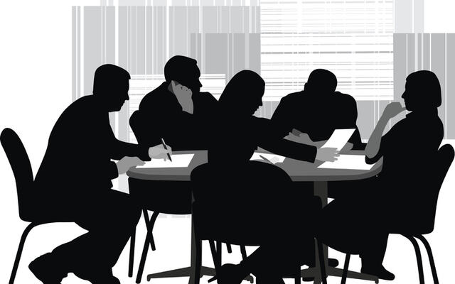 Avstanden mellom styret og ledergruppen oppstår sjelden dramatisk. Den vokser i små filtreringer, forenklinger og rapporter som gir oversikt, men ikke alltid innsikt. (Illustrasjon: Istock.com)