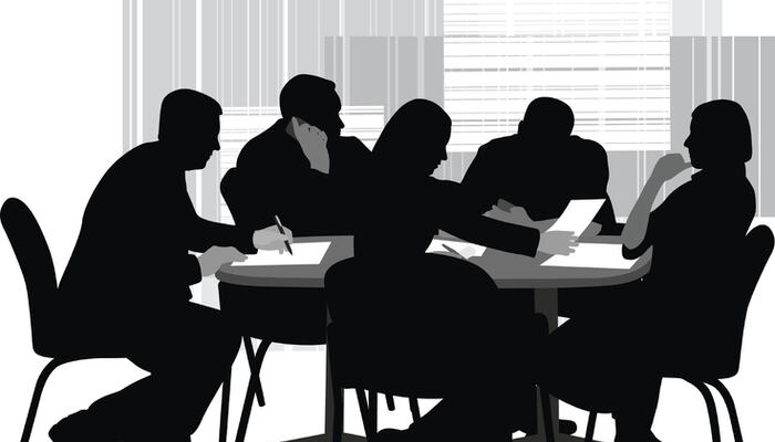 Avstanden mellom styret og ledergruppen oppstår sjelden dramatisk. Den vokser i små filtreringer, forenklinger og rapporter som gir oversikt, men ikke alltid innsikt. (Illustrasjon: Istock.com) Avstanden mellom styret og ledergruppen oppstår sjelden dramatisk. Den vokser i små filtreringer, forenklinger og rapporter som gir oversikt, men ikke alltid innsikt. (Illustrasjon: Istock.com)