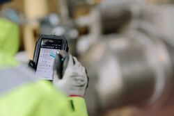 Mange moderne instrumenter kan kommunisere via Blåtann for arbeid i felt (Illustrasjon: Equinor/Ole Jørgen Bratland). Flowskolen