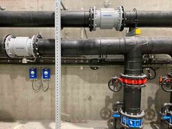 På steder hvor mengdemåleren ikke kan påvirke strømningen, benyttes samme diameter som på røret. Flowskolen