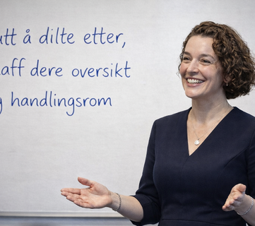KI kommer sjelden inn i virksomheten gjennom én stor beslutning. Den vokser frem gjennom små forbedringer, automatisering og integrasjoner, helt til systemene påvirker beslutninger uten at ledergruppen har definert hvor grensene går.