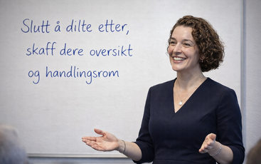 KI kommer sjelden inn i virksomheten gjennom én stor beslutning. Den vokser frem gjennom små forbedringer, automatisering og integrasjoner, helt til systemene påvirker beslutninger uten at ledergruppen har definert hvor grensene går.