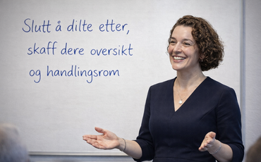 KI kommer sjelden inn i virksomheten gjennom én stor beslutning. Den vokser frem gjennom små forbedringer, automatisering og integrasjoner, helt til systemene påvirker beslutninger uten at ledergruppen har definert hvor grensene går. KI kommer sjelden inn i virksomheten gjennom én stor beslutning. Den vokser frem gjennom små forbedringer, automatisering og integrasjoner, helt til systemene påvirker beslutninger uten at ledergruppen har definert hvor grensene går.