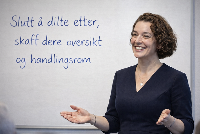 KI kommer sjelden inn i virksomheten gjennom én stor beslutning. Den vokser frem gjennom små forbedringer, automatisering og integrasjoner, helt til systemene påvirker beslutninger uten at ledergruppen har definert hvor grensene går.