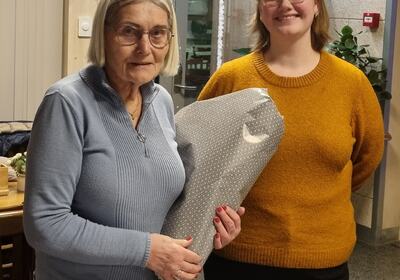 Etter 6 år som leder i Trofors sanitetsforening overlater Else Wika ledervervet til Sam Ryvoll Storvestre.