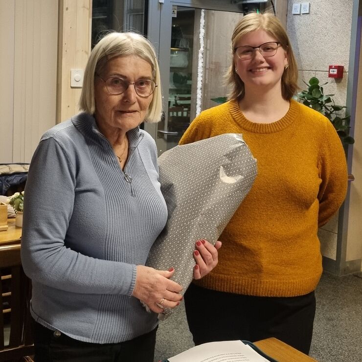 Etter 6 år som leder i Trofors sanitetsforening overlater Else Wika ledervervet til Sam Ryvoll Storvestre.