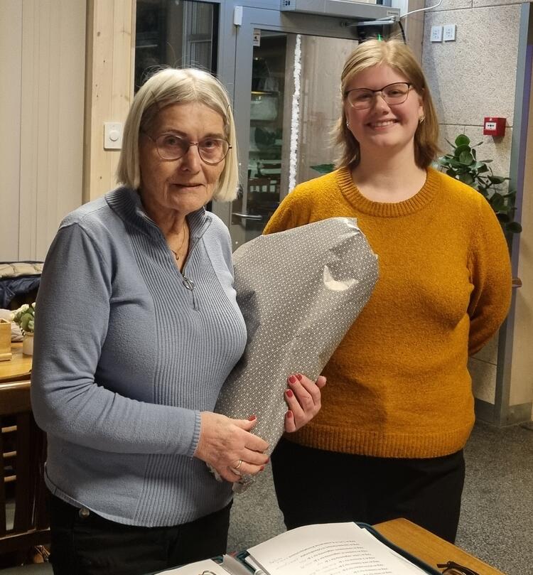 Etter 6 år som leder i Trofors sanitetsforening overlater Else Wika ledervervet til Sam Ryvoll Storvestre.