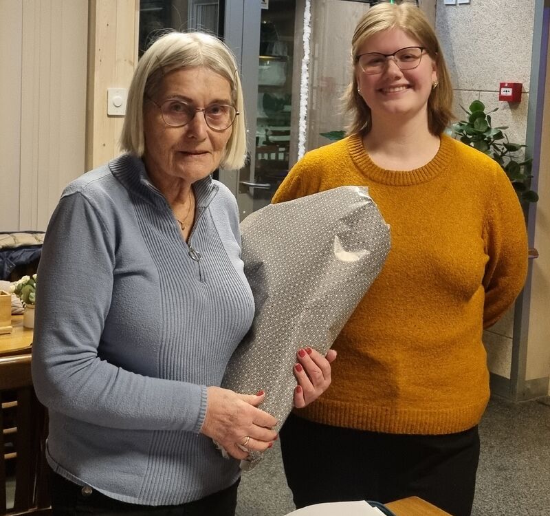 Etter 6 år som leder i Trofors sanitetsforening overlater Else Wika ledervervet til Sam Ryvoll Storvestre.