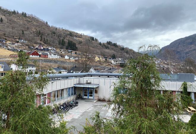 Grå, låg eldre bygning.