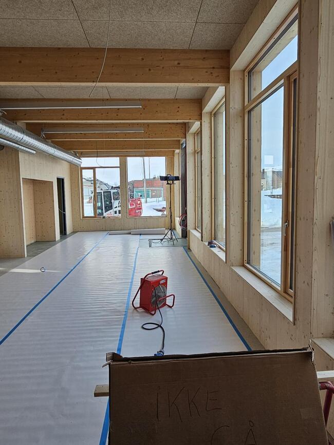 Inngangsparti i sørenden av bygget. Her har gulvet fått belegg.