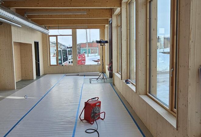 Inngangsparti i sørenden av bygget. Her har gulvet fått belegg.