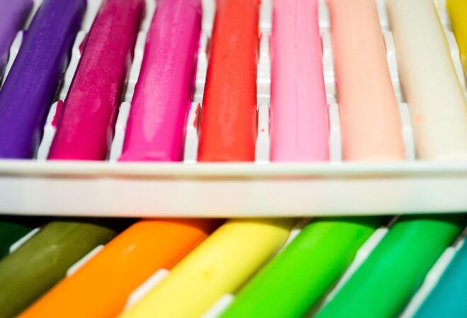 På bilde: Plastelina i mange farger. Bilde er hentet fra Pixabay.