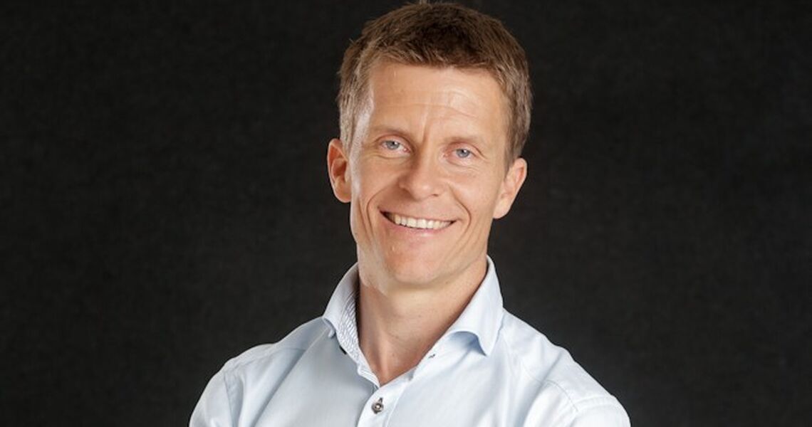 Ole Petter Hjelle viser hvordan hjernens snarveier påvirker lederes vurderinger, og hvorfor struktur er viktigere enn magefølelse under press. (Høyskolen Kristiania)