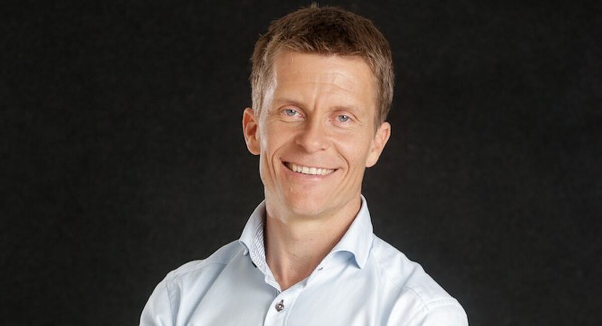 Ole Petter Hjelle viser hvordan hjernens snarveier påvirker lederes vurderinger, og hvorfor struktur er viktigere enn magefølelse under press. (Høyskolen Kristiania) Ole Petter Hjelle viser hvordan hjernens snarveier påvirker lederes vurderinger, og hvorfor struktur er viktigere enn magefølelse under press. (Høyskolen Kristiania)