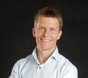 Ole Petter Hjelle viser hvordan hjernens snarveier påvirker lederes vurderinger, og hvorfor struktur er viktigere enn magefølelse under press. (Høyskolen Kristiania)