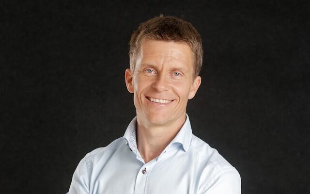 Ole Petter Hjelle viser hvordan hjernens snarveier påvirker lederes vurderinger, og hvorfor struktur er viktigere enn magefølelse under press. (Høyskolen Kristiania) Ole Petter Hjelle viser hvordan hjernens snarveier påvirker lederes vurderinger, og hvorfor struktur er viktigere enn magefølelse under press. (Høyskolen Kristiania)