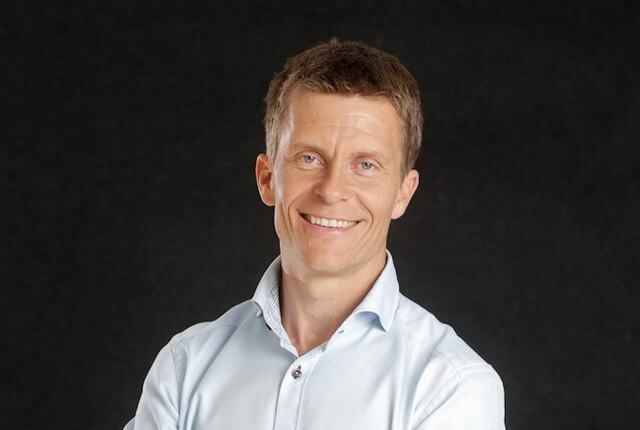 Ole Petter Hjelle viser hvordan hjernens snarveier påvirker lederes vurderinger, og hvorfor struktur er viktigere enn magefølelse under press. (Høyskolen Kristiania)