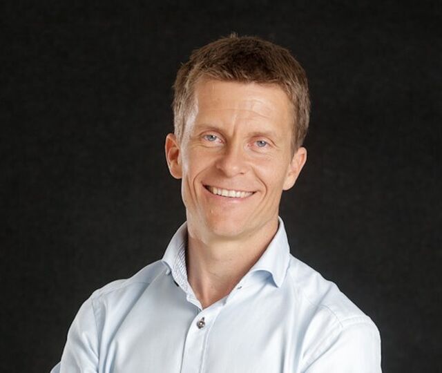 Ole Petter Hjelle viser hvordan hjernens snarveier påvirker lederes vurderinger, og hvorfor struktur er viktigere enn magefølelse under press. (Høyskolen Kristiania)