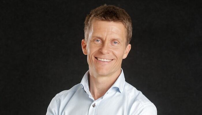 Ole Petter Hjelle viser hvordan hjernens snarveier påvirker lederes vurderinger, og hvorfor struktur er viktigere enn magefølelse under press. (Høyskolen Kristiania)