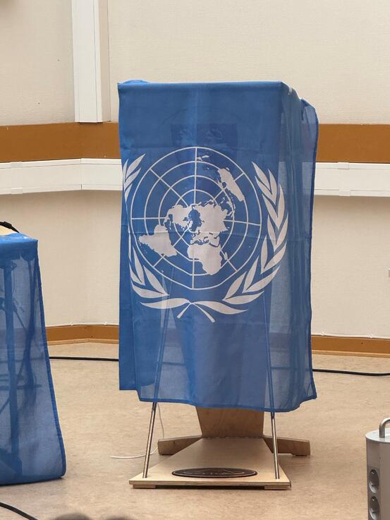 Talerstolen i kommunestyresalen var omgjort til talerstol i FN-sikkerhetsråd ifm FN-rollespillet Bilde av talerstolen i kommunestyresalen med FN-flagget over