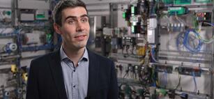 Dr. Ing. Emanuel Trunzer hos BASF har vært med på omfattende testing av Ethernet-APL mellom feltinstrumenter og distribuerte styringssystem, DCS (Skjermdump fra Pepperl+Fuchs video). Med enklere integrasjon som ledestjerne