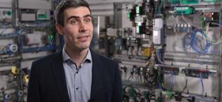 Dr. Ing. Emanuel Trunzer hos BASF har vært med på omfattende testing av Ethernet-APL mellom feltinstrumenter og distribuerte styringssystem, DCS (Skjermdump fra Pepperl+Fuchs video). Med enklere integrasjon som ledestjerne