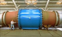 Elektromagnetiske mengdemålere finnes fra millimeterstørrelsen til flere meter, som denne ruggen på 3 meter (Illustrasjon: Krohne). Flowskolen 3