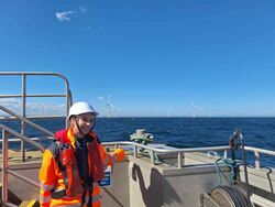 Tekst: Charlotte i arbeid på et av Vårgrønns havvindprosjekter (Foto: Vårgrønn). Profilen – Charlotte Elmelid, Vårgrønn