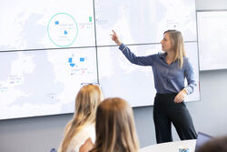 Tekst: Charlotte er aktiv på konferansefronten og deler kunnskap og tanker om integrasjon av elektro og automatisering og annet teknisk snadder for mer bærekraftig havvind (Foto: Vårgrønn). Profilen – Charlotte Elmelid, Vårgrønn