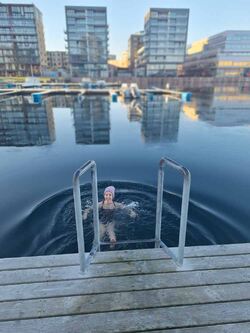 Bading, året rundt, er blant Charlottes interesserer (Foto: Privat/Vårgrønn). Profilen – Charlotte Elmelid, Vårgrønn