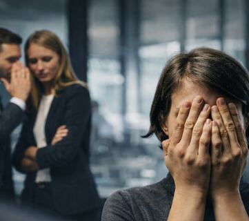 Når medarbeidere snakker om lederen, styrker det ofte relasjonene mellom dem, men kan samtidig skape avstand oppover i organisasjonen. (Foto: Istock.com)