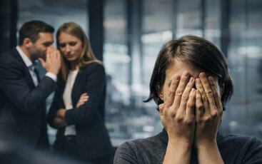 Når medarbeidere snakker om lederen, styrker det ofte relasjonene mellom dem, men kan samtidig skape avstand oppover i organisasjonen. (Foto: Istock.com) Når medarbeidere snakker om lederen, styrker det ofte relasjonene mellom dem, men kan samtidig skape avstand oppover i organisasjonen. (Foto: Istock.com)
