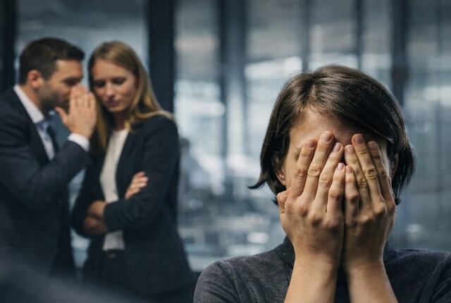 Når medarbeidere snakker om lederen, styrker det ofte relasjonene mellom dem, men kan samtidig skape avstand oppover i organisasjonen. (Foto: Istock.com)