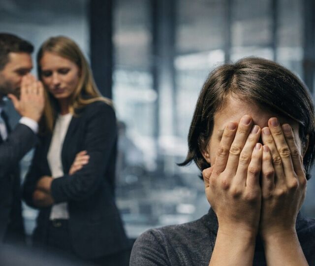 Når medarbeidere snakker om lederen, styrker det ofte relasjonene mellom dem, men kan samtidig skape avstand oppover i organisasjonen. (Foto: Istock.com)