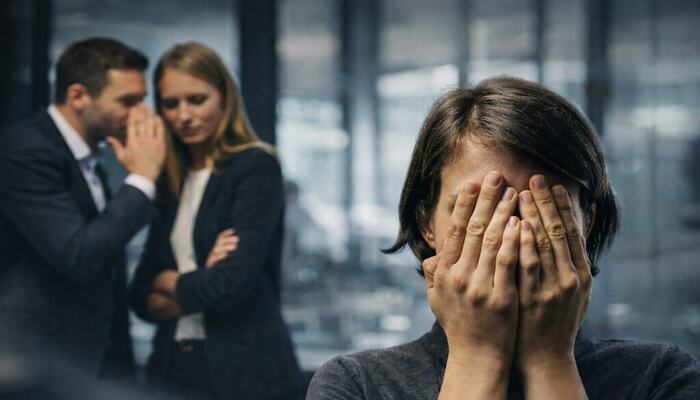 Når medarbeidere snakker om lederen, styrker det ofte relasjonene mellom dem, men kan samtidig skape avstand oppover i organisasjonen. (Foto: Istock.com)