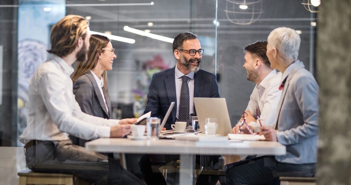 Arbeidsglede skapes ikke av trivselstiltak, men av tydelige prioriteringer, forutsigbart tempo og ledergrupper som tar ansvar for helheten, også når det er krevende. (Foto: Istock.com)