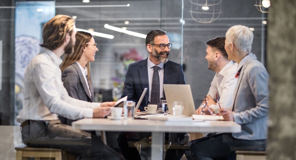 Arbeidsglede skapes ikke av trivselstiltak, men av tydelige prioriteringer, forutsigbart tempo og ledergrupper som tar ansvar for helheten, også når det er krevende. (Foto: Istock.com)