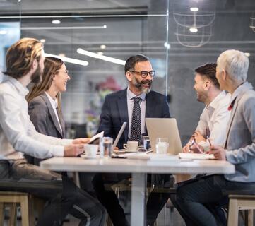 Arbeidsglede skapes ikke av trivselstiltak, men av tydelige prioriteringer, forutsigbart tempo og ledergrupper som tar ansvar for helheten, også når det er krevende. (Foto: Istock.com)