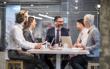Arbeidsglede skapes ikke av trivselstiltak, men av tydelige prioriteringer, forutsigbart tempo og ledergrupper som tar ansvar for helheten, også når det er krevende. (Foto: Istock.com) Arbeidsglede skapes ikke av trivselstiltak, men av tydelige prioriteringer, forutsigbart tempo og ledergrupper som tar ansvar for helheten, også når det er krevende. (Foto: Istock.com)