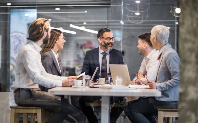Arbeidsglede skapes ikke av trivselstiltak, men av tydelige prioriteringer, forutsigbart tempo og ledergrupper som tar ansvar for helheten, også når det er krevende. (Foto: Istock.com)