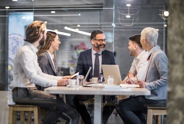 Arbeidsglede skapes ikke av trivselstiltak, men av tydelige prioriteringer, forutsigbart tempo og ledergrupper som tar ansvar for helheten, også når det er krevende. (Foto: Istock.com)