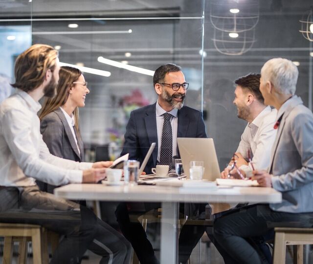 Arbeidsglede skapes ikke av trivselstiltak, men av tydelige prioriteringer, forutsigbart tempo og ledergrupper som tar ansvar for helheten, også når det er krevende. (Foto: Istock.com) Arbeidsglede skapes ikke av trivselstiltak, men av tydelige prioriteringer, forutsigbart tempo og ledergrupper som tar ansvar for helheten, også når det er krevende. (Foto: Istock.com)