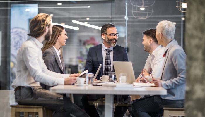 Arbeidsglede skapes ikke av trivselstiltak, men av tydelige prioriteringer, forutsigbart tempo og ledergrupper som tar ansvar for helheten, også når det er krevende. (Foto: Istock.com)